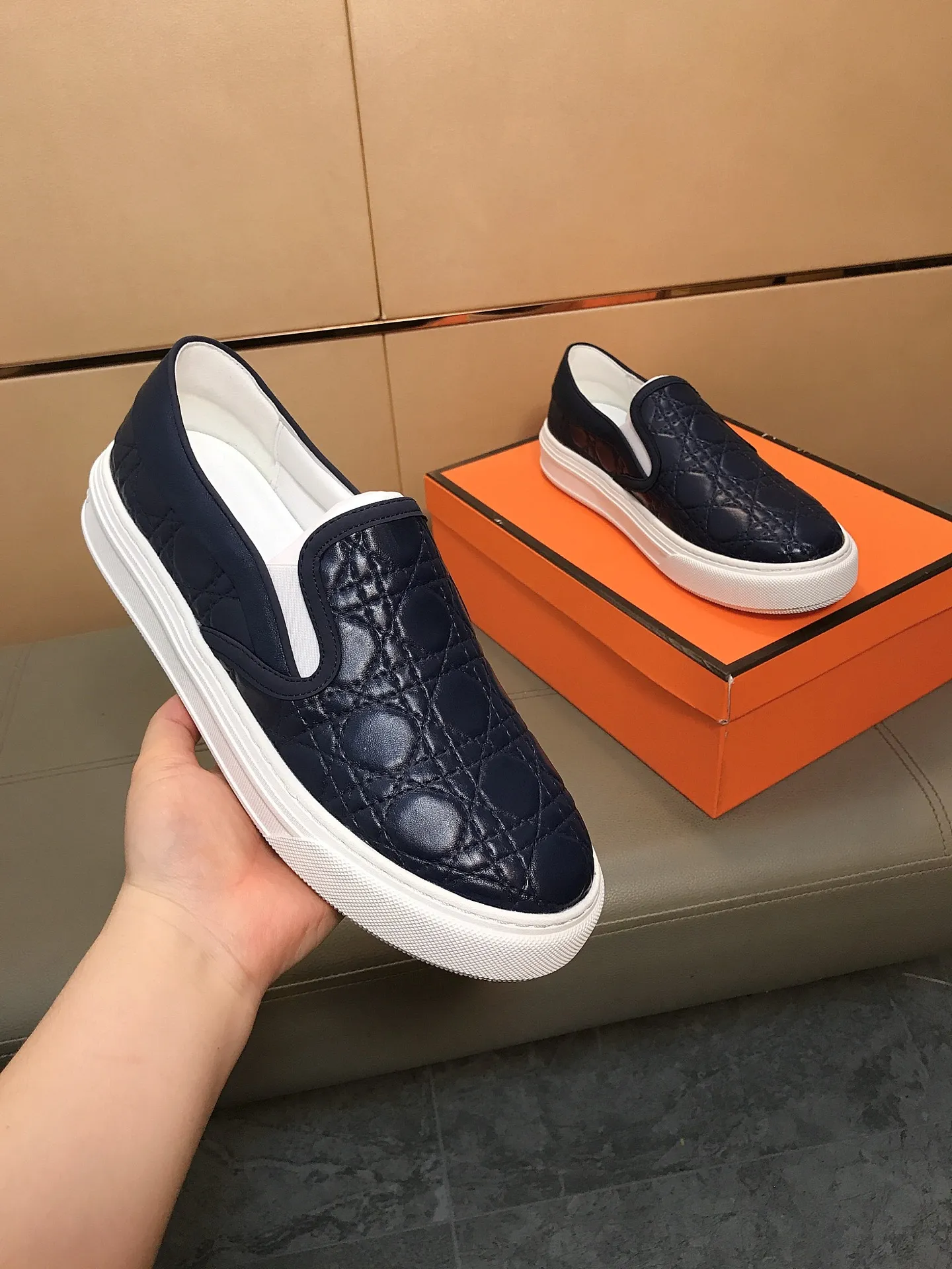 Factory price 400 🔥🔥 (Dior) new men's casual sports shoes 👣 Full of charm, luxury style gentleman's shoes Upper: Made of embossed cowhide imported from Italy, breathable leather lining. Brand wear-resistant soles; with classic logo💋The whole pair of shoes is fashionable and casual without losing high-end style🎈🎈Size: 39-44 (45.46 can be customized)